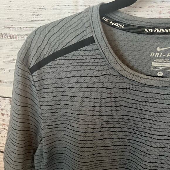 NIKE- Men’s Athletic Running Short Sleeve Shirt - Picture 3 of 12